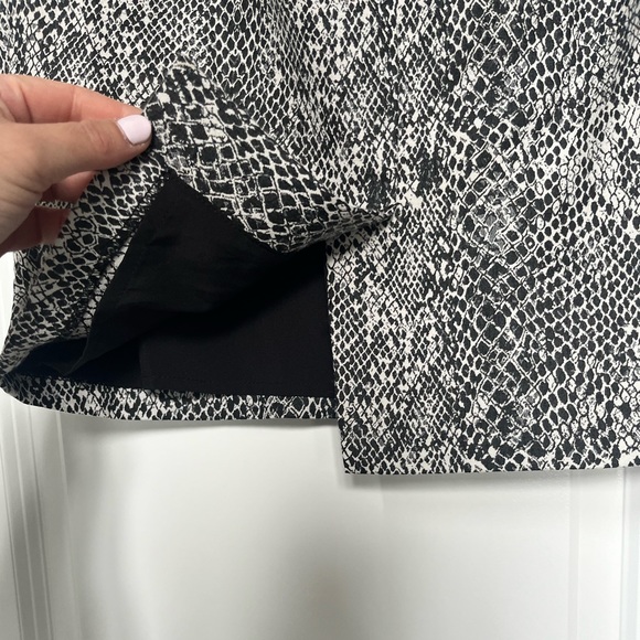 Guess pencil skirt snake print size 2 item 08-11 - Picture 3 of 10